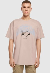 MJ Gonzales T-shirts med print - duskrose