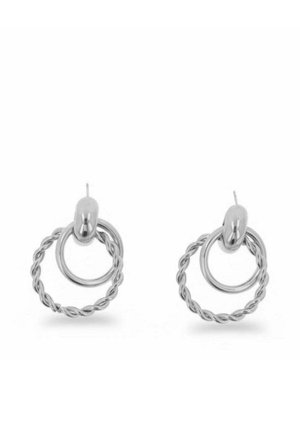 Orecchini a cerchio in argento con design intrecciato. Presentano un accento ovale liscio che collega due forme circolari, offrendo un contrasto di texture.