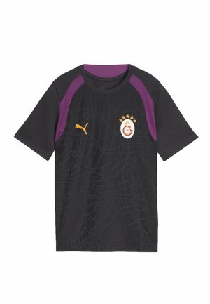 Czarny sportowy T-shirt z fioletowymi panelami na ramionach, subtelną wzorzystą fakturą, pomarańczowym logo Puma i emblematem klubu piłkarskiego Galatasaray na piersi.