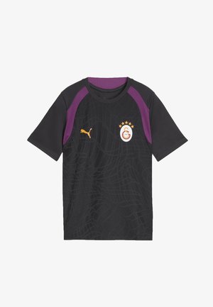 Schwarzes Sport-T-Shirt mit violetten Einsätzen an den Schultern, einer dezent gemusterten Textur, Puma-Logo in Orange und dem Galatasaray-Fußballvereinswappen auf der Brust.
