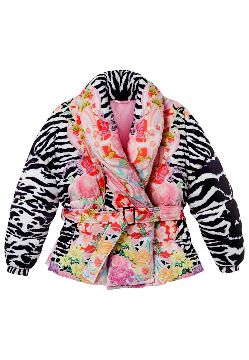 Kurtka pikowana z rękawami i kołnierzem w czarno-białą zebry, różowym ciałem w kwiatowy wzór oraz pasującym paskiem z klamrą.