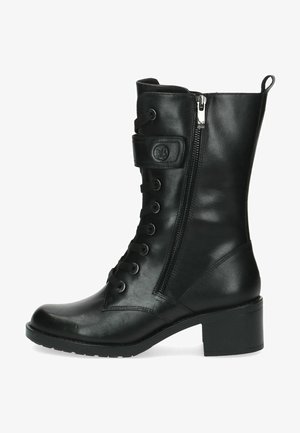 Schwarze Leder-Stiefelette mit runder Schuhspitze, Schnürung, einem seitlichen Reißverschluss und einem Blockabsatz. Besitzt ein Riemen oben mit einem Logo-Detail.