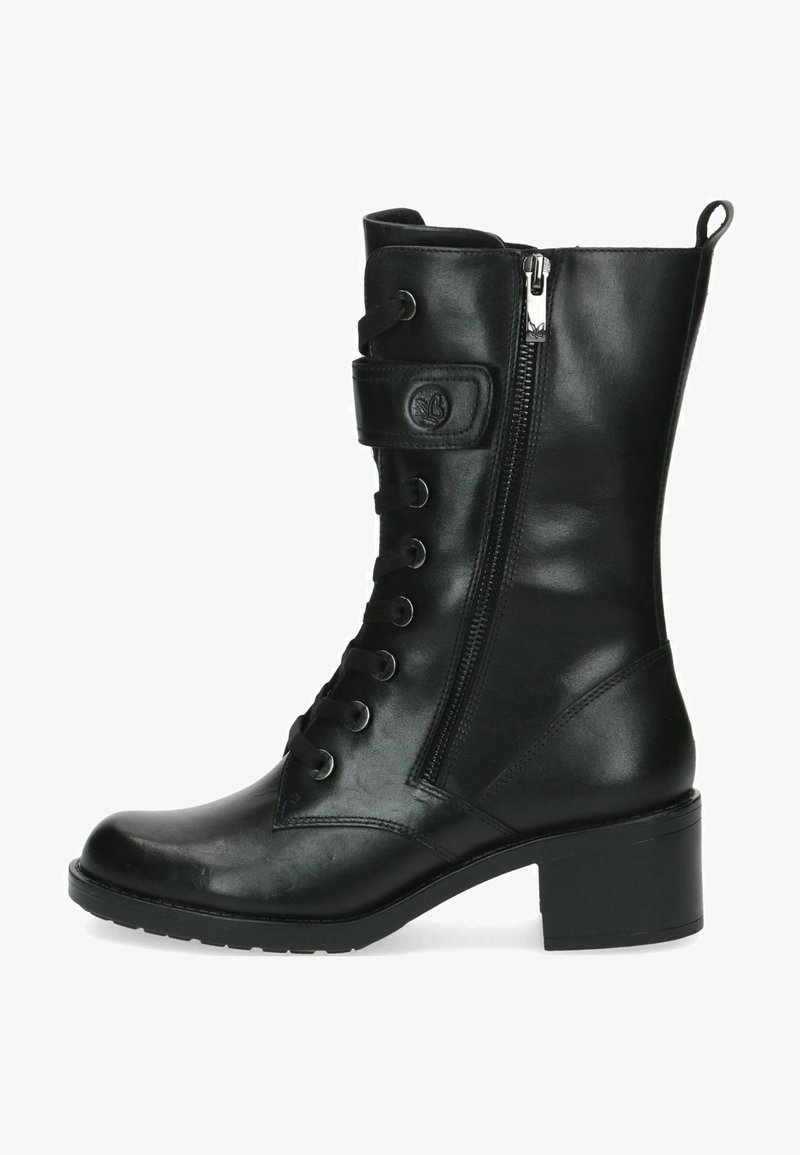Bottine en cuir noir à bout rond, avec des lacets, une fermeture éclair sur le côté et un talon carré. Comprend une sangle en haut avec un détail de logo.