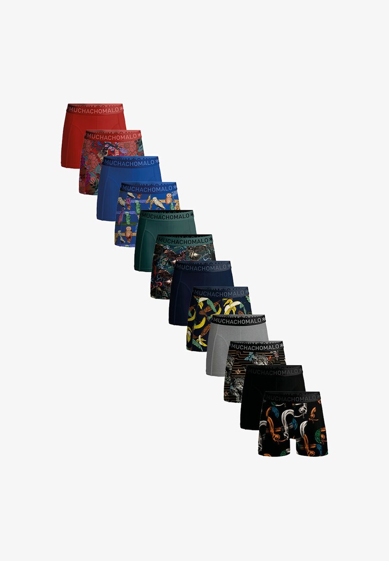 Eine Sammlung von Herrenslips in verschiedenen Farben und Mustern, mit einem schwarzen Bund mit dem "MUCHACHOMALO"-Logo.