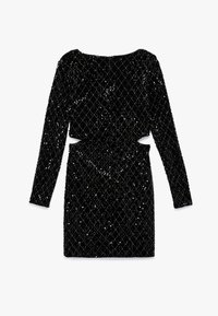 Czarna sukienka z długimi rękawami, ozdobiona diamentowym wzorem z cekinów, dopasowana w talii, z wycięciami po bokach. Gładka tekstura i elegancki design.