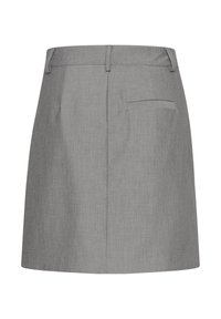 Jupe grise longueur genou avec passants de ceinture et une poche fendue unique sur le côté droit, présentée sur un fond blanc.