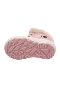 Růžová podrážka s texturovaným gumovým povrchem, se bílou mezipodešví a límcem z tane faux kožešiny v barvě tan. Logo značky viditelné na boku.