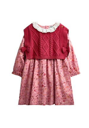 Rosa florales Langarmkleid mit einem roten gestrickten ärmellosen Pullover mit Zopfmuster, Schleifen und einem weißen Lochspitzenkragen.
