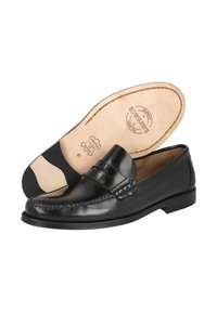 Mocasines de cuero negro con puntera tipo mocasín cosida y detalle trenzado en el empeine, con un acabado suave y suela de goma.