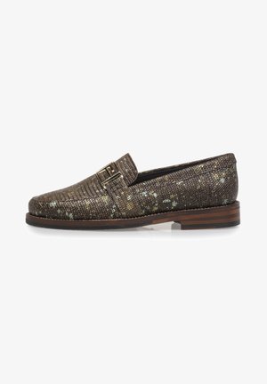 Mocassin en cuir marron texturé avec détail de boucle dorée et talon en bois empilé bas, vue de côté sur fond blanc.