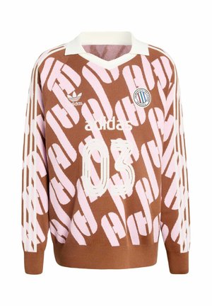 Jersey marrón y rosa con patrón, cuello en V, cuello blanco, tres franjas blancas en las mangas y logotipo bordado junto con el número 03.