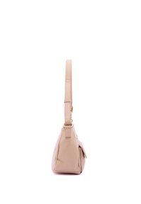 Beige Lederhandtasche mit schlanker, winkliger Form, langem Tragegurt und Seitentasche. Verfügt über eine dezente Textur und ein minimalistisches Design.