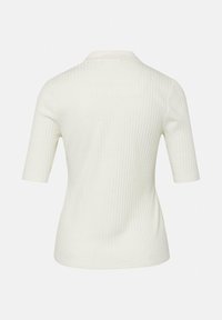 Weißes, kurzärmeliges, geripptes Strickshirt mit Kragen, von hinten gezeigt vor einem einfarbigen hellen Hintergrund.