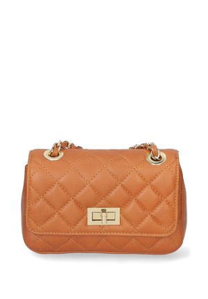 Kleine braune gesteppt Lederhandtasche mit einem goldenen Kettenriemen und rechteckigem goldfarbenem Drehverschluss an der vorderen Lasche.