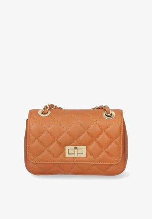 Kleine braune gesteppt Lederhandtasche mit einem goldenen Kettenriemen und rechteckigem goldfarbenem Drehverschluss an der vorderen Lasche.