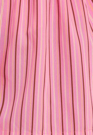 Gestreepte stof met verticale lijnen in tinten roze, oranje en bruin. Gladde textuur met een lichte en vloeiende uitstraling.