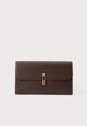 Pochette en cuir marron avec une fermeture rectangulaire dorée à l'avant, sur un fond clair uni.