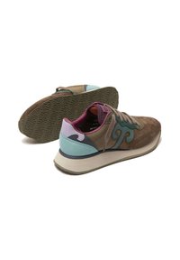 Sneaker casual in suede marrone, con accenti turchesi e viola, suole beige e suole esterne con motivo che mostrano il testo del marchio su sfondo bianco.