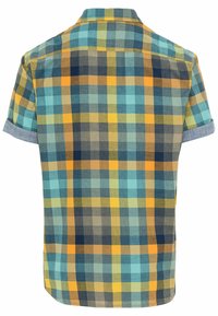 Chemise à manches courtes avec motif à carreaux bleu, vert, jaune et orange, montrant le dos avec un col plié et des manches retroussées.