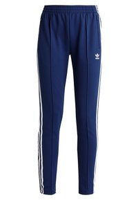 Donkerblauwe joggingsbroek van glad materiaal, met witte zijstrepen, een elastische tailleband en een Adidas-logo op de linker bovenbeen.