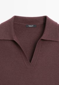 Bordeaux sweater med V-hals og krave-design. Blød tekstur og strikket materiale, med en label "Massimo Dutti" ved halsudskæringen.