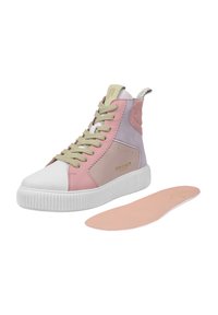 Sneakers alte rosa, grigio e bianco in pelle con finitura texturizzata, dotate di suola in gomma texturizzata e soletta removibile.