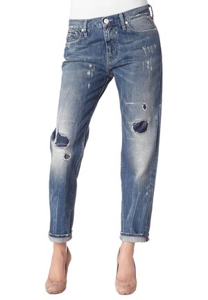 Sinivärvilised denimpüksid, millel on kulunud detailid, nähtavad rebendid ja mugav lõige. Sisaldab keeratud äärist ja viie tasku disaini. Pleekinud pesu muster.