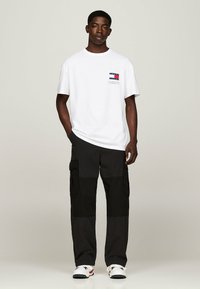 Tommy Jeans LOGO CREW NECK - Camiseta estampada - white