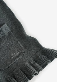 Sciarpa in maglia grigia scura con bordo frastagliato, tasca con pattina e il nome del marchio "Clarks" ricamato sul lato. Tessuto morbido.