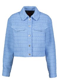 Lichtblauwe cropped jas van gestructureerde stof, met een knoopsluiting aan de voorkant, twee borstzakken en een klassieke kraag. Zilverkleurige knopen.