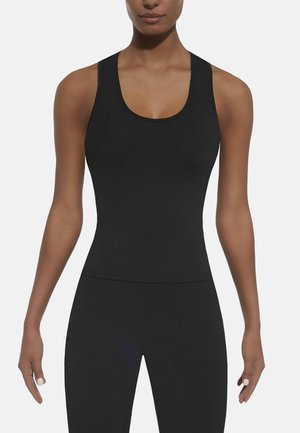 Czarny top na ramiączkach o wycięciu w kształcie litery U, wykonany z gładkiego, elastycznego materiału. Posiada dekolt w serek oraz dopasowany krój, idealny do aktywności fizycznej.