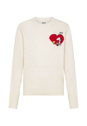 Pullover a maglia crema con Snoopy e Woodstock seduti all'interno di un cuore rosso sul lato sinistro del petto, e piccole lettere ΔX sopra.