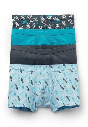Trois paires de boxers pour hommes : noir avec motif de crâne blanc, unis en teal, gris foncé, et bleu clair avec imprimé de planche de surf. Matériel en coton.