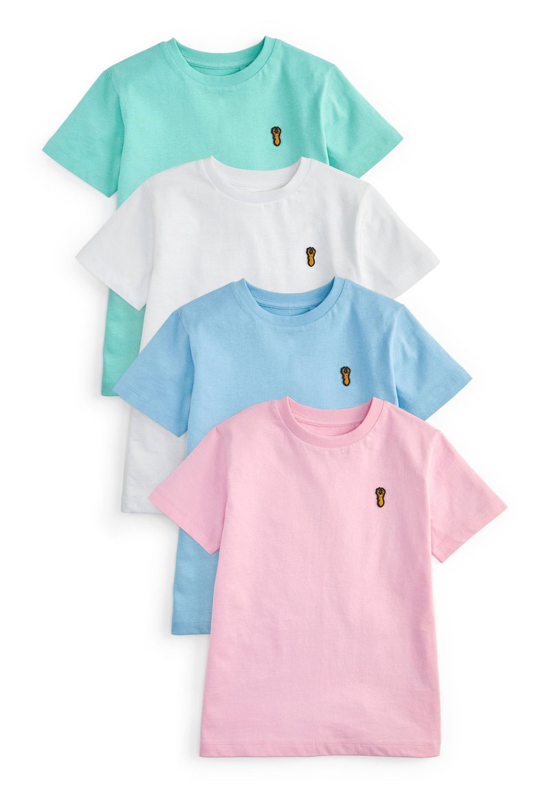 Quattro t-shirt di cotone a maniche corte in verde menta, bianco, azzurro chiaro e rosa, ognuna con un piccolo design ricamato sul petto.