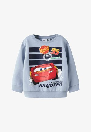 Svetlo modra otroška jopa z motivom rdečega dirkalnega avtomobila lika Lightning McQueen, številka 95 ter napisi "Rust-eze" in "Lightning McQueen".