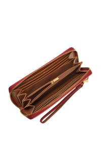 Portefeuille zippé rouge et brun, avec un extérieur texturé, plusieurs emplacements pour cartes, un compartiment zippé et une sangle pour le poignet.