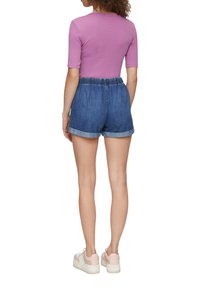QS AUS MIT PASPELIERTEM AUSSCHNITT - T-shirt basic - lavendel