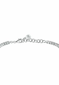 Bracciale d'argento con design a catena a maglie collegate, dotato di chiusura a molla e un ciondolo rotondo con logo. Accentuato da dettagli rossi in tutto il bracciale.