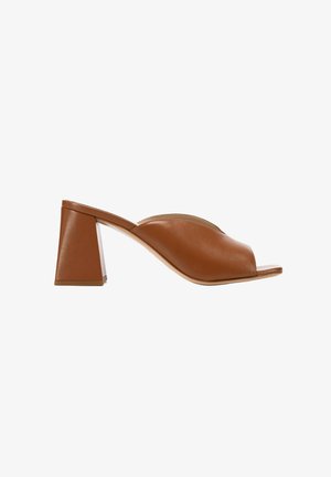 Mules ouvertes en cuir marron avec un design courbé et un talon carré. Présente une silhouette élégante et une texture lisse.