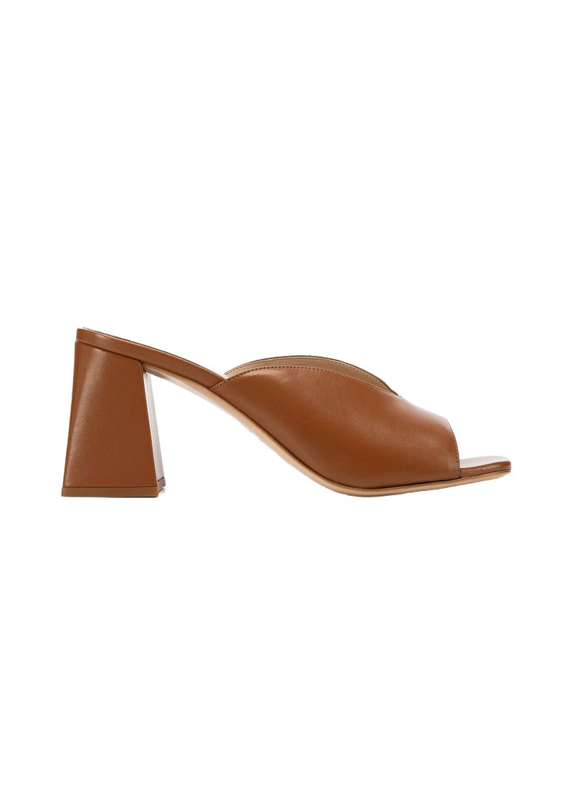 Mule abiertas de cuero marrón con un diseño curvado y un tacón cuadrado. Presenta una silueta elegante y una textura suave.