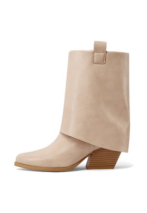 Stivale in pelle beige a metà polpaccio con tacco a blocchetto in legno inclinato e linguetta di tiraggio sulla parte superiore dello stivale.