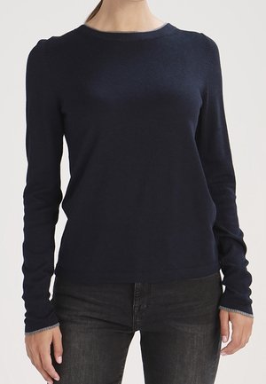 Pull à manches longues bleu marine en tissu tricoté doux, avec un col rond et de subtils accents côtelés aux poignets et à l'ourlet.