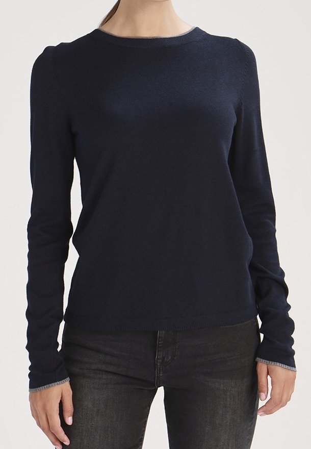 Mörkblå långärmad tröja i mjukt stickat material, med rund halsringning och diskreta ribbad detaljer vid ärmsluten och nederkanten.