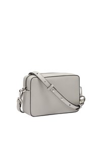 Bolso cruzado de cuero gris con forma rectangular, que presenta ribetes negros, una hebilla en tono plateado y una correa ajustable.