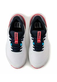 Zapatillas deportivas blancas con acentos azul marino, con una parte superior texturizada, detalles en rosa y azul, y cordones oscuros. Bordes redondeados y cuello acolchado.