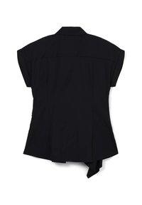 Camicetta nera a maniche corte con colletto, caratterizzata da una vestibilità rilassata e un orlo asimmetrico. Il tessuto appare liscio con dettagli minimi.