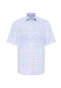 Een lichtblauwe blouse met korte mouwen, versierd met een gedetailleerd wit bloemenpatroon, een traditionele kraag en knoopsluiting.