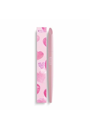 Matita eyeliner rosa accanto a una scatola decorata con cuori acquerellati in diverse tonalità di rosa, con "WYCON cosmetics" stampato sopra.