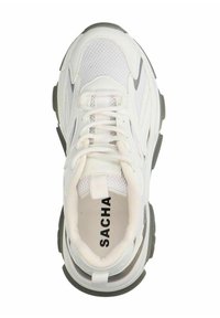 Baskets blanches en maille et synthétique avec une semelle épaisse, accents gris, fermeture à lacets et une languette au talon. "SACHA" imprimé à l'intérieur.