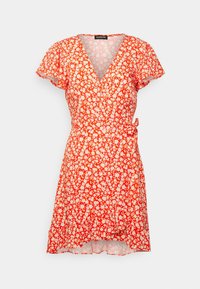 Červené květinové šaty s volným zavazováním v pase, hlubokým výstřihem do V, krátkými volánovými rukávy a rozšířeným lemem. Na živém pozadí jsou vyobrazeny malé bílé květy.